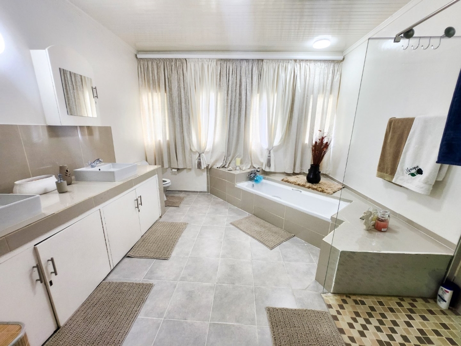 4 Bedroom Property for Sale in Wilgenhof Free State